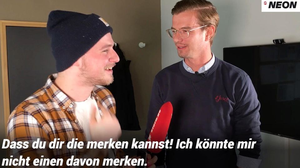 Joko Winterscheidt steht beim Flachwitz-Freitag neben unserem jungen Redakteur