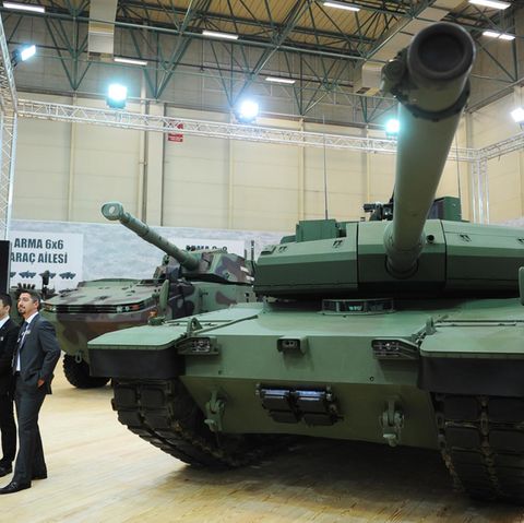 Die Türkei stellt ihren Altay Panzer bei der Internationalen Messe der Verteidigungsindustrie vor