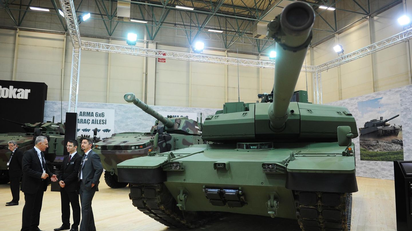 Die Türkei stellt ihren Altay Panzer bei der Internationalen Messe der Verteidigungsindustrie vor