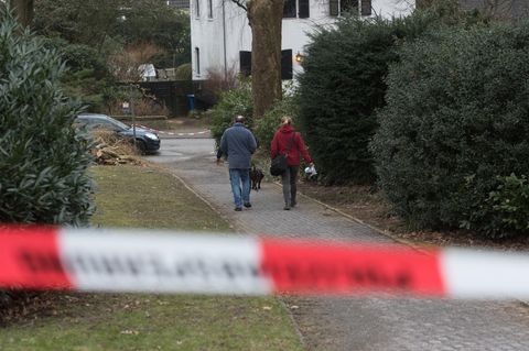 Polizisten untersuchen den Ort der Säure-Attacke auf einen Innogy-Manager in Haan bei Düsseldorf