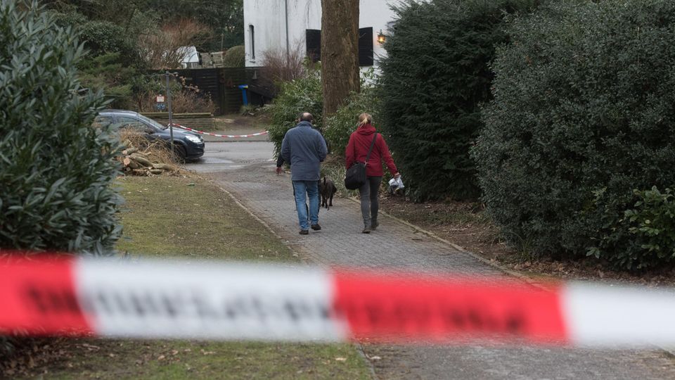 Polizisten untersuchen den Ort der Säure-Attacke auf einen Innogy-Manager in Haan bei Düsseldorf