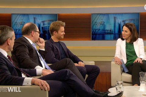 Anne Will mit Nico Rosberg und Minister Christian Schmidt in der Sendung zum Dieselskandal