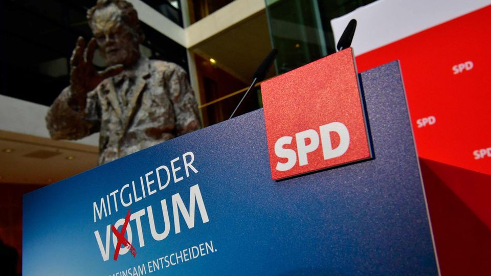 SPD-Mitgliedervotum-Logo mit Willy-Brandt-Statue im Hintergrund