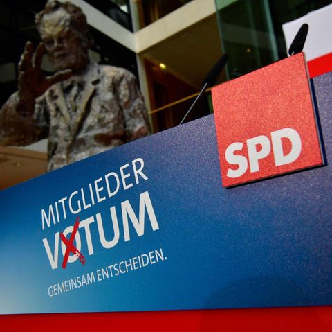 SPD-Mitgliedervotum-Logo mit Willy-Brandt-Statue im Hintergrund