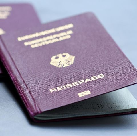 Zwei deutsche Reisepässe liegen auf einem Tisch