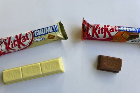 Seltsames Verwirrspiel: Hersteller Nestlé gibt bei manchen Kitkat-Sorten einen ganzen Riegel als Portion an, bei anderen einen halben oder ein Drittel. Auf Anfrage der Verbraucherzentrale erklärte das Unternehmen, man arbeite an einheitlichen Angaben.