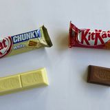 Seltsames Verwirrspiel: Hersteller Nestlé gibt bei manchen Kitkat-Sorten einen ganzen Riegel als Portion an, bei anderen einen halben oder ein Drittel. Auf Anfrage der Verbraucherzentrale erklärte das Unternehmen, man arbeite an einheitlichen Angaben.