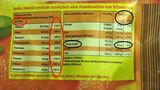 Zweierlei Maß: Während Nährwertangaben wie Zucker in der rechten Tabelle auch auf den einzelnen Bonbon (=6,1 Gramm) runtergerechnet sind, wird in der Tabelle der enthaltenen Vitamine links nur der bombastische Wert je 100 Gramm ausgewiesen.