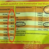 Zweierlei Maß: Während Nährwertangaben wie Zucker in der rechten Tabelle auch auf den einzelnen Bonbon (=6,1 Gramm) runtergerechnet sind, wird in der Tabelle der enthaltenen Vitamine links nur der bombastische Wert je 100 Gramm ausgewiesen.