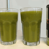 Wer sich bei diesem Smoothie an die Portionsangaben hält, erhält zwei Gläser und einen Rest von 30 Gramm.