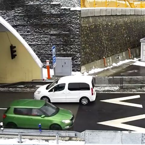 Dramatische Aufnahmen: Schockvideo: Autofahrer wendet mitten im Tunnel