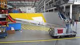 Anlieferung eines Winglet, des gebogenen Flügelendes. An drei und zukünftig vier Endmontagelinien werden die Maschinen in Hamburg gefertigt, finden Lackierung und der Kabineneinbau statt.