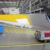 Anlieferung eines Winglet, des gebogenen Flügelendes. An drei und zukünftig vier Endmontagelinien werden die Maschinen in Hamburg gefertigt, finden Lackierung und der Kabineneinbau statt.