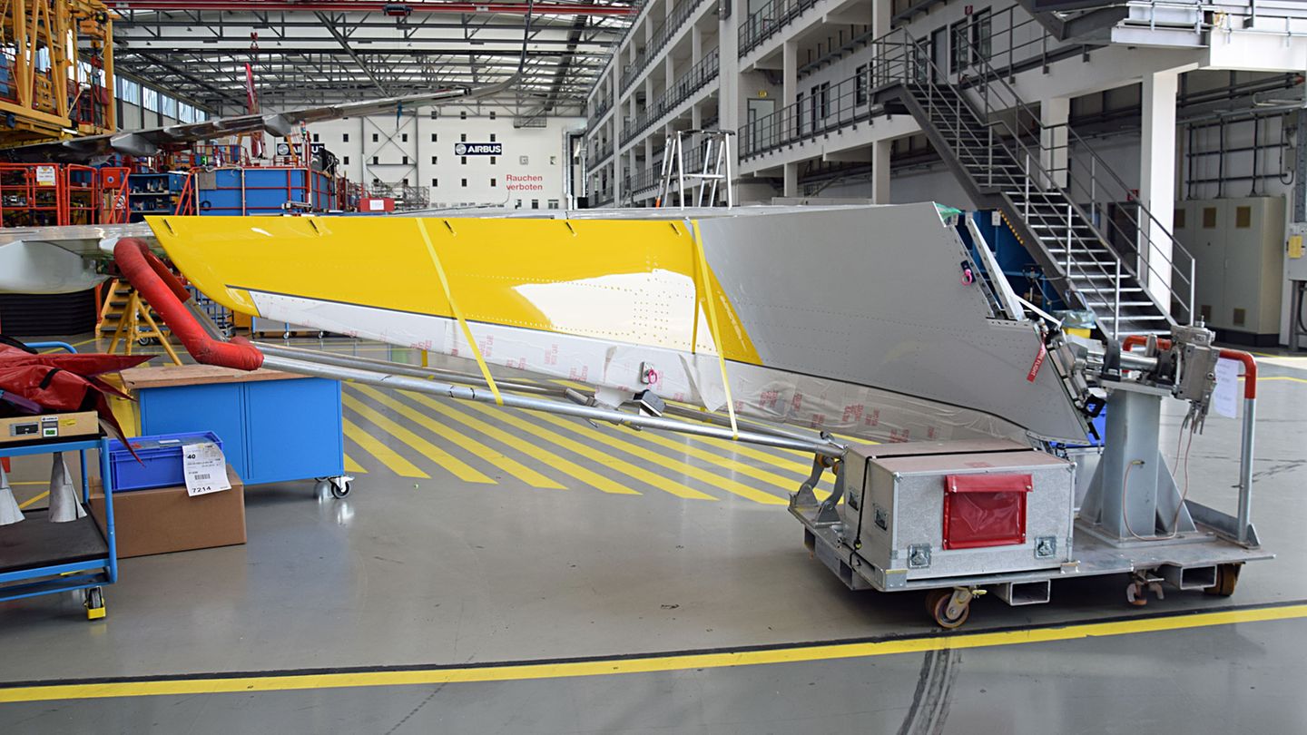 Anlieferung eines Winglet, des gebogenen Flügelendes. An drei und zukünftig vier Endmontagelinien werden die Maschinen in Hamburg gefertigt, finden Lackierung und der Kabineneinbau statt.