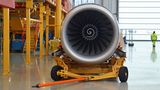 Auch die Triebwerke werden in Finkenwerder an den Tragflächen montiert. Jedoch kommt es bei der Produktion des Neo-Generation - New Engine Option - zu Lieferengpässen. Die Kinderkrankheiten sind bei den neu entwickelten Motoren von Pratt & Whitney noch nicht behoben.