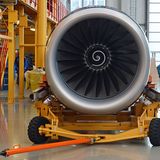 Auch die Triebwerke werden in Finkenwerder an den Tragflächen montiert. Jedoch kommt es bei der Produktion des Neo-Generation - New Engine Option - zu Lieferengpässen. Die Kinderkrankheiten sind bei den neu entwickelten Motoren von Pratt & Whitney noch nicht behoben.