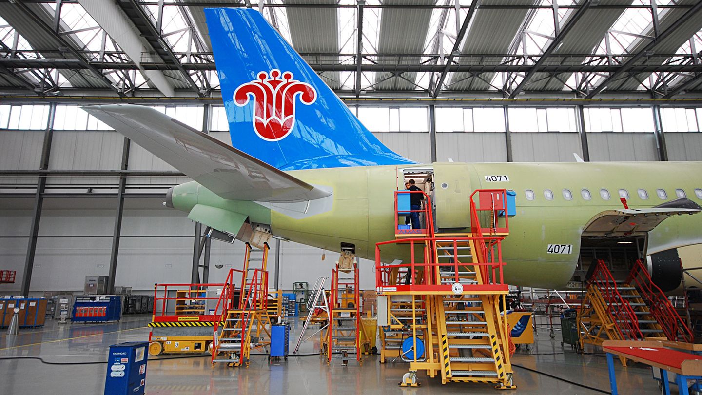 Die Final Assembly Line in Hamburg Finkenwerder: Am Seitenleitwerk ist zu erkennen, dass die Maschine an die Fluggesellschaft China Southern ausgeliefert werden soll.