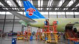 Die Final Assembly Line in Hamburg Finkenwerder: Am Seitenleitwerk ist zu erkennen, dass die Maschine an die Fluggesellschaft China Southern ausgeliefert werden soll.