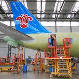 Die Final Assembly Line in Hamburg Finkenwerder: Am Seitenleitwerk ist zu erkennen, dass die Maschine an die Fluggesellschaft China Southern ausgeliefert werden soll.