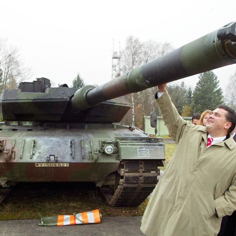 Sigmar Gabriel (l.) 2002 auf einem Werksgelände von Rheinmetall