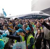 Positive Stimmung Daumen hoch im Februar 2018: Boeing stellt in Seattle die 737 MAX 7 vor, die neuste Variante, die 2019 an den ersten Kunden übergeben werden soll.