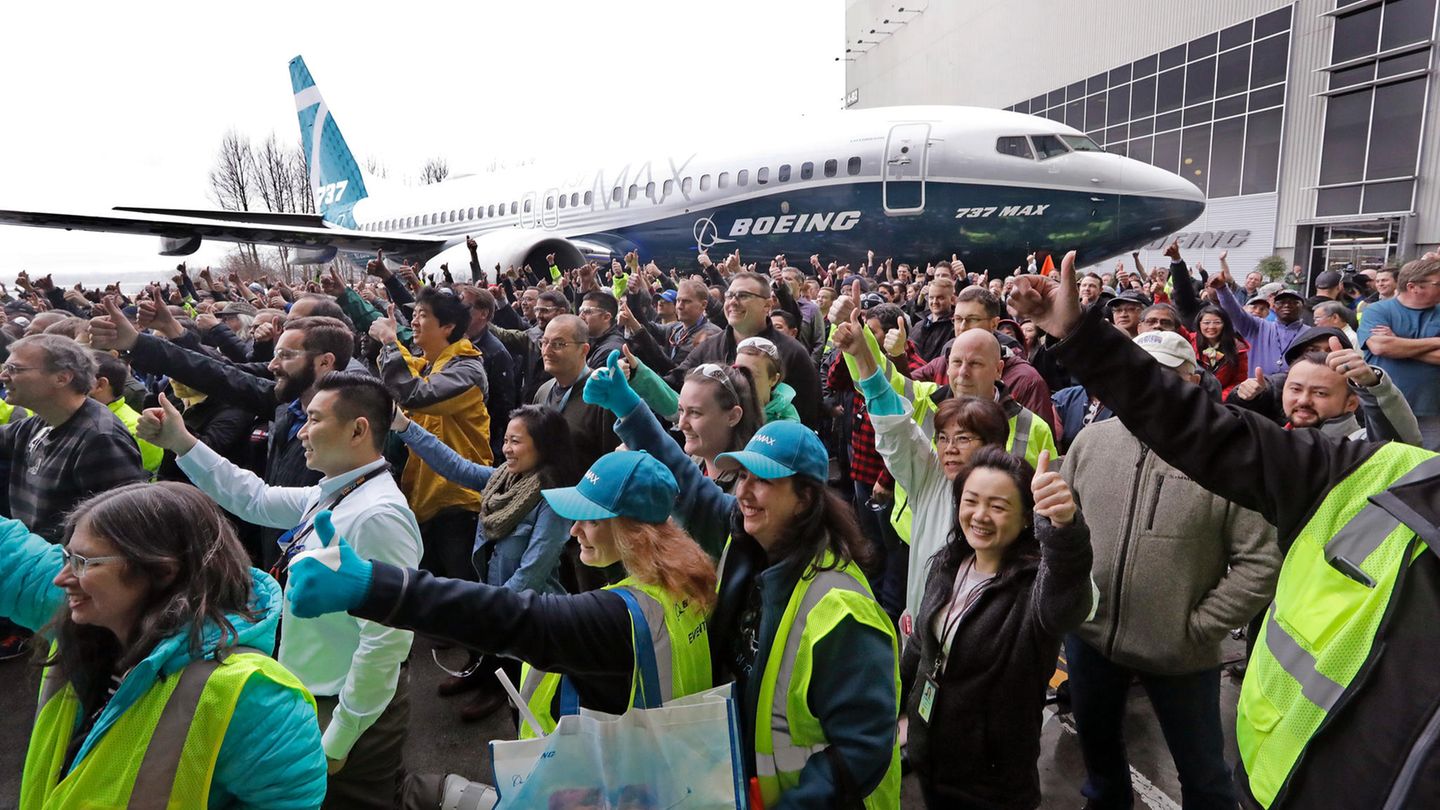 Positive Stimmung Daumen hoch im Februar 2018: Boeing stellt in Seattle die 737 MAX 7 vor, die neuste Variante, die 2019 an den ersten Kunden übergeben werden soll.