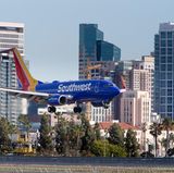 Im Landeanflug auf den San Diego International Airport: eine Boeing 737 von Southwest Airlines. Der US-Billigflieger ist mit mehr als 700 Exemplaren der größte Betreiber der 737.