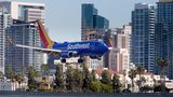 Im Landeanflug auf den San Diego International Airport: eine Boeing 737 von Southwest Airlines. Der US-Billigflieger ist mit mehr als 700 Exemplaren der größte Betreiber der 737.
