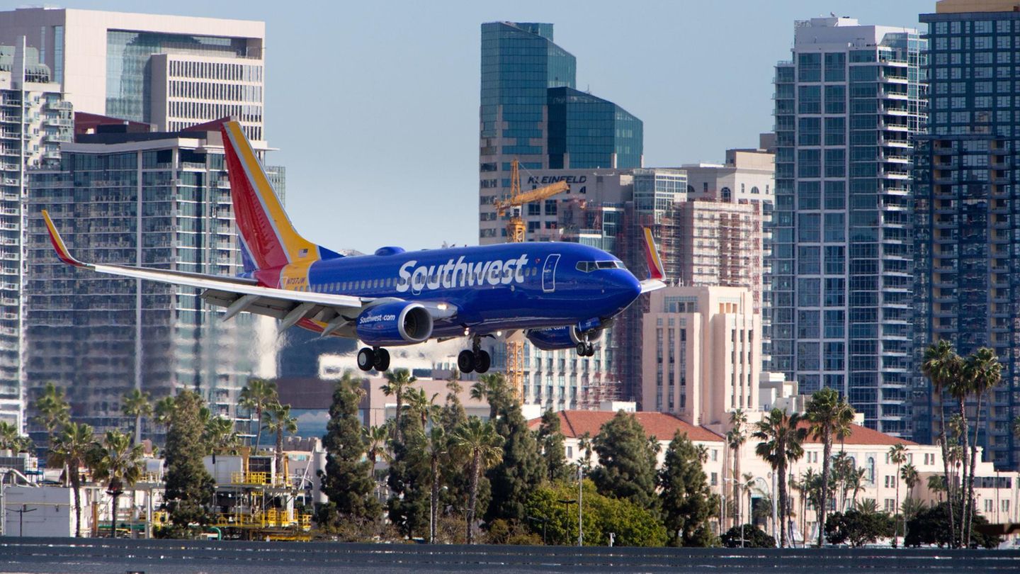 Im Landeanflug auf den San Diego International Airport: eine Boeing 737 von Southwest Airlines. Der US-Billigflieger ist mit mehr als 700 Exemplaren der größte Betreiber der 737.
