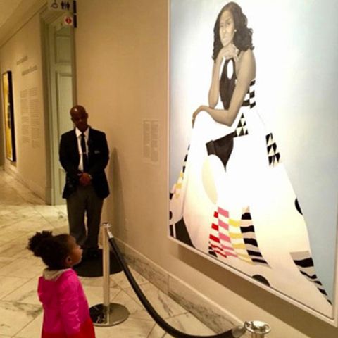 In US-Museum: Völlig fasziniert: Michelle-Obama-Porträt verzaubert Zweijährige