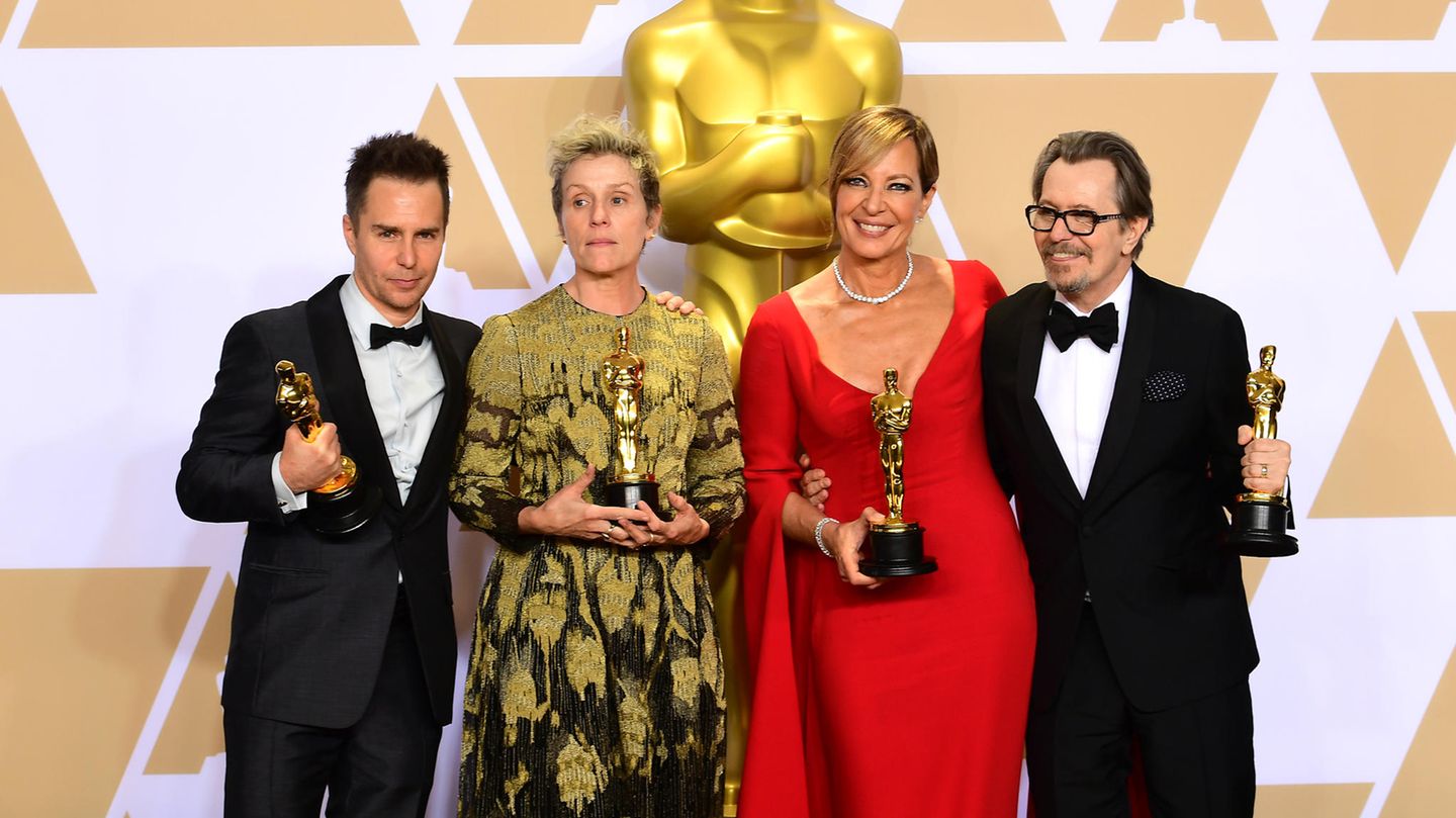 Oscar-Gewinnerin Frances McDormand (2.v.l.) mit den weiteren Preisträgern Sam Rockwell (l.), Allison Janney und Gary Oldman