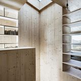 Jurybegründung zum Haus Hochleitner: "Der kompakt angelegte Grundriss verknüpft die Funktionsbereiche, die sich in offener Folge um eine zentrale Treppenanlage gruppieren."