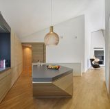 Haus E 20: "Das Innere des mutigen Sichtbetonbaus überrascht mit ungewöhnlichen Raumproportionen und Einbauten, die konsequent aus dem sechseckigen Baukörper entwickelt sind", heißt es in der Begründung der Jury für den Interior-Preis.