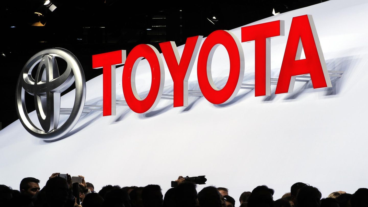 Roter Toyota-Schriftzug