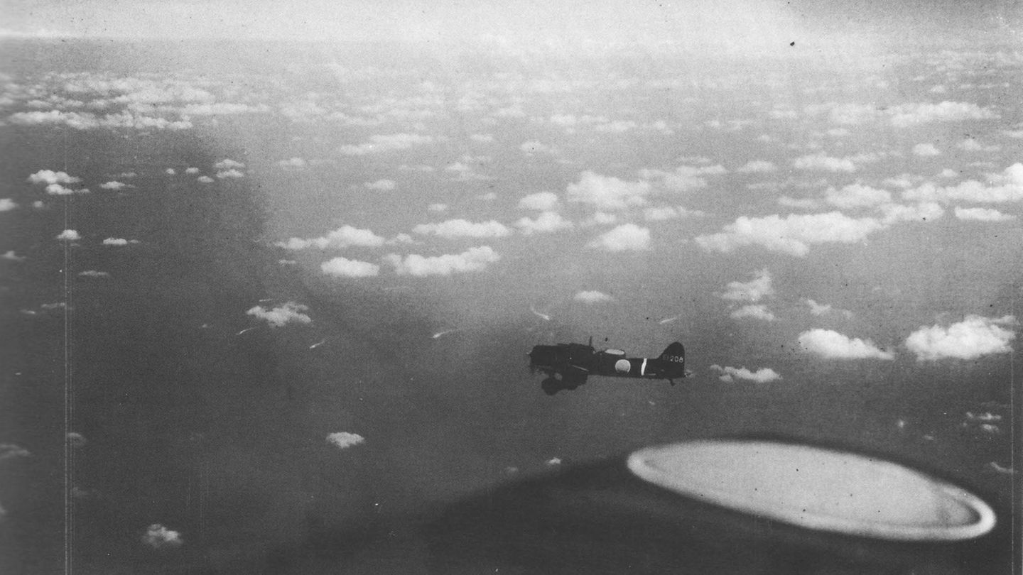 Japanische Sturzkampfbomber auf dem Weg zur Lexington.