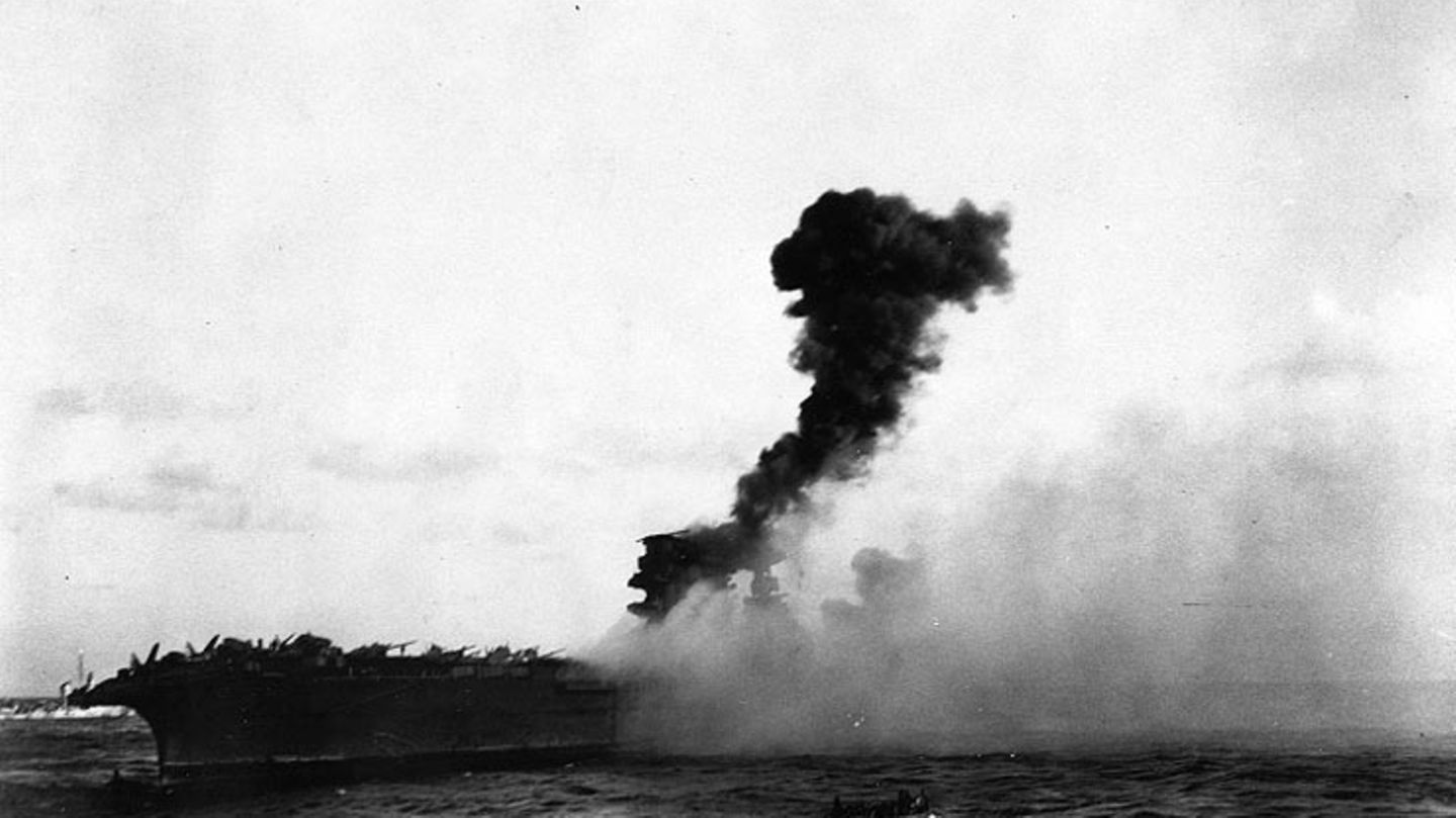 Die Lexington wurde durch japanische Treffer so schwer beschädigt, dass sie von eigenen Kräften versenkt wurde.