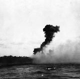 Die Lexington wurde durch japanische Treffer so schwer beschädigt, dass sie von eigenen Kräften versenkt wurde.