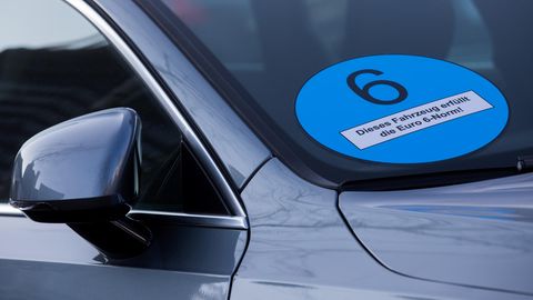 Dunkelblaue Plakette an Frontscheibe: Umweltbundesamt fordert zwei neue Plaketten