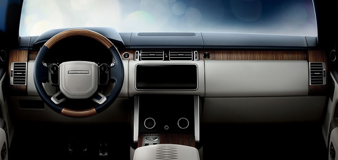 Das Cockpit ist typisch Land Rover