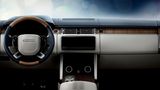 Das Cockpit ist typisch Land Rover