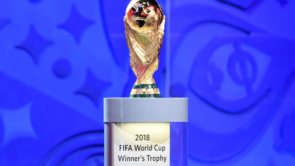 WM-Pokal während der Auslosung der Qualifikationsgruppen