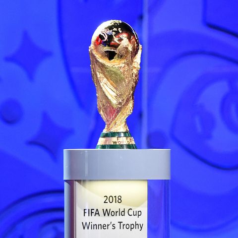 WM-Pokal während der Auslosung der Qualifikationsgruppen