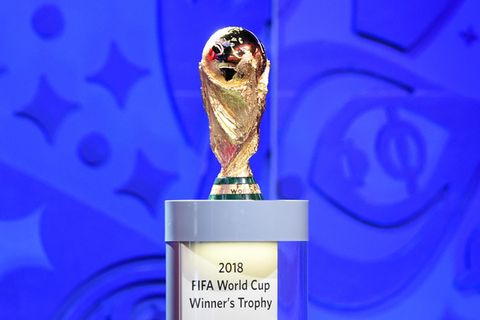 WM-Pokal während der Auslosung der Qualifikationsgruppen