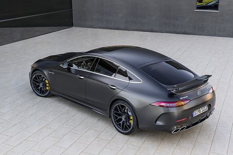 Mercedes AMG GT Coupé - gerade von hinten wirkt der Viertürer mächtig