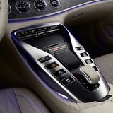 Mercedes AMG GT Coupé - die breite Mittelkonsole mit den Schaltern ist Geschmacksache