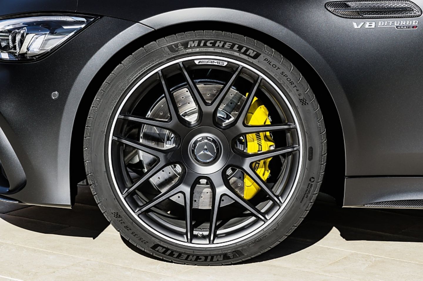 Mercedes AMG GT Coupé - die schwarzen Walzen greifen mächtig zu