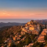 Korsika, Frankreich: Wandern, Schlemmen, Sonnenbaden  Dieses Stück Frankreich im Mittelmeer hat seinen Spitznamen L’ile de Beaute verdient. Das von Macchia überzogene, gebirgige Innere, abgeschieden von der Welt, läuft in perfekten goldenen – mal touristischen, mal einsamen – Stränden aus. Es gibt unberührte Wildnis (die Wanderungen gehören zu Europas besten), aber auch gehobene Küche und komfortable Unterkünfte: Die Domaine de Murtoli ist eins der romantischsten Refugien Europas.