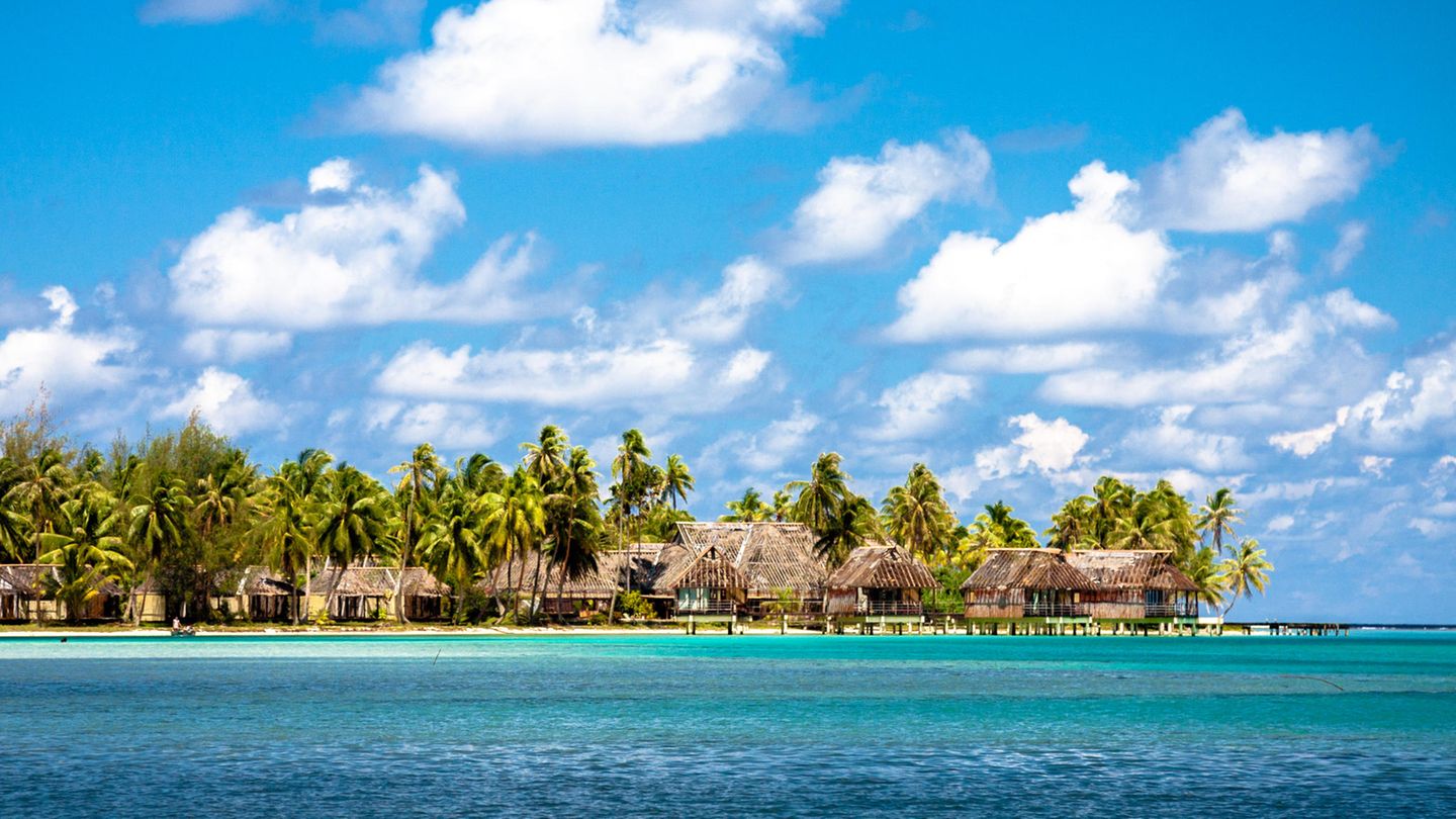 Huahine, Französisch Polynesien: Angenehme Strände und antike Stätten  Auf Huahine, einen 40-minutigen Flug von Tahiti entfernt, entfaltet Polynesien seine ganze Pracht (und das will was heißen). Üppig bewachsene tropische Hänge versinken in strahlend blauen Lagunen. Dazu gibt es jede Menge Kultur, darunter die höchste Dichte an marae (Tempeln) in der Region, sowie Gelegenheiten zum Schnorcheln, Reiten, Surfen oder Faulenzen.