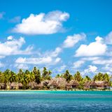 Huahine, Französisch Polynesien: Angenehme Strände und antike Stätten  Auf Huahine, einen 40-minutigen Flug von Tahiti entfernt, entfaltet Polynesien seine ganze Pracht (und das will was heißen). Üppig bewachsene tropische Hänge versinken in strahlend blauen Lagunen. Dazu gibt es jede Menge Kultur, darunter die höchste Dichte an marae (Tempeln) in der Region, sowie Gelegenheiten zum Schnorcheln, Reiten, Surfen oder Faulenzen.