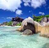 Praslin & La Digue, Seychellen: Traumstrände und anzügliche Pflanzen  Man wird kaum schönere Strände finden als die der Seychellen, mit Felsen gesprenkelt und mit pulverfeinem Sand. Zwischen Mahe, Praslin und La Digue schippern Fähren, sodass man seine Flitterwochen auf mehrere Inseln verteilen kann. Das kleine La Digue ist autofrei, in Praslin gibt es gute Restaurants und das Naturreservat Vallee de Mai, wo man unter Seychellenpalmen schlendern und über die anzügliche Form ihrer Samen kichern kann.